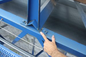 Nous voyons ici des rouleaux de transport sur un convoyeur à courroie qui transporte de la roche broyée à raison d’une tonne par mètre linéaire. On constate que la structure de support des rouleaux de transport fissurée ce qui risque d’engendrer le renversement de la structure et bris de l’équipement.